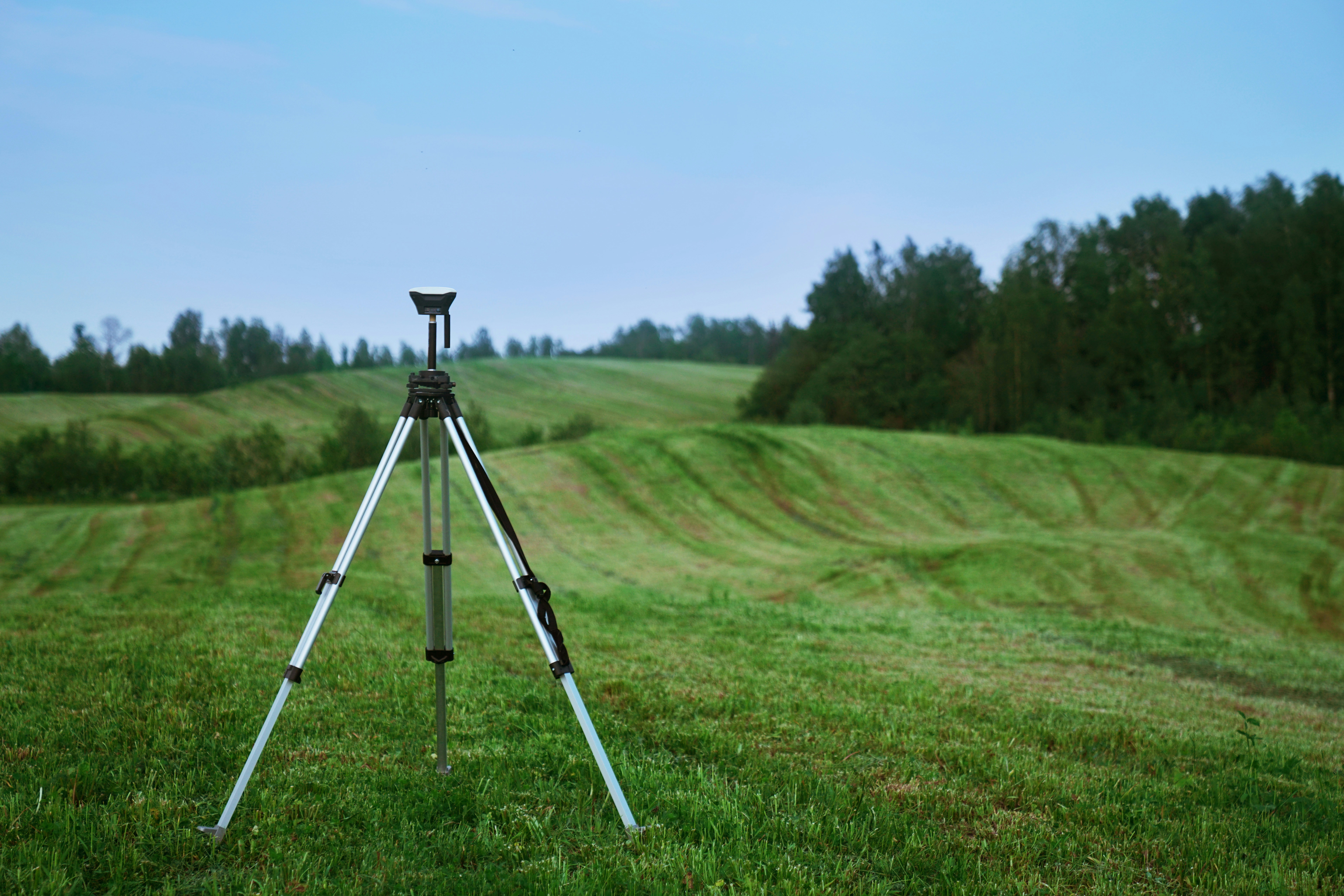 Equipamento topográfico em campo para levantamento planimétrico